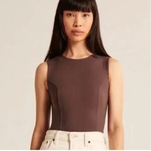 Sleeveless bodysuit with seams